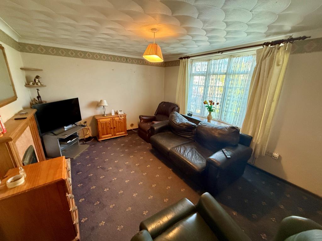 Lot: 21 - DETACHED BUNGALOW FOR REFURBISHMENT - Living room